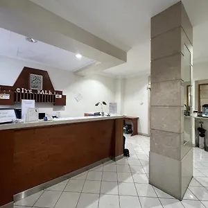Hall 3*, Katanya İtalya